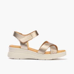 Sandalia con cuña media, pulsera y piel metalizada Oro