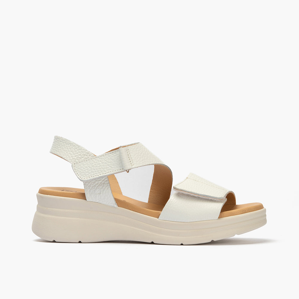 Sandalia con cuña media, velcro y piel metalizada Blanco