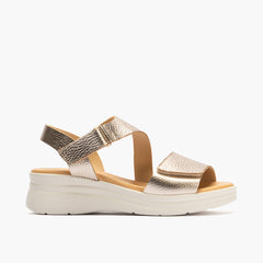Sandalia con cuña media, velcro y piel metalizada Oro