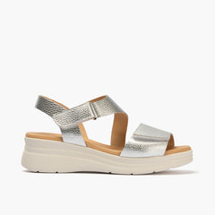Sandalia con cuña media, velcro y piel metalizada Plata