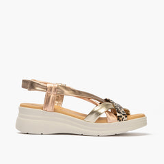 Sandalia con cuña media, detalles animal print y pulsera Oro