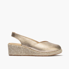 Sandalia estilo valenciana con cuña media y detalles laminados Oro