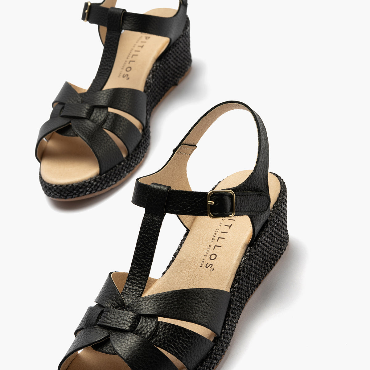 Sandalia estilo valenciana con cuña media y piel Negro