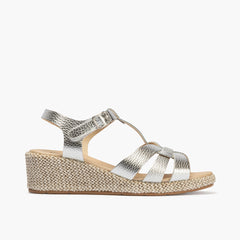 Sandalia estilo valenciana con cuña media y piel Plata