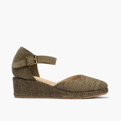 Sandalia estilo valenciana con cuña media, detalles en rafia y pulsera Kaki