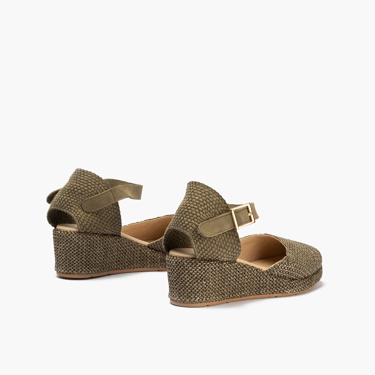 Sandalia estilo valenciana con cuña media, detalles en rafia y pulsera Kaki