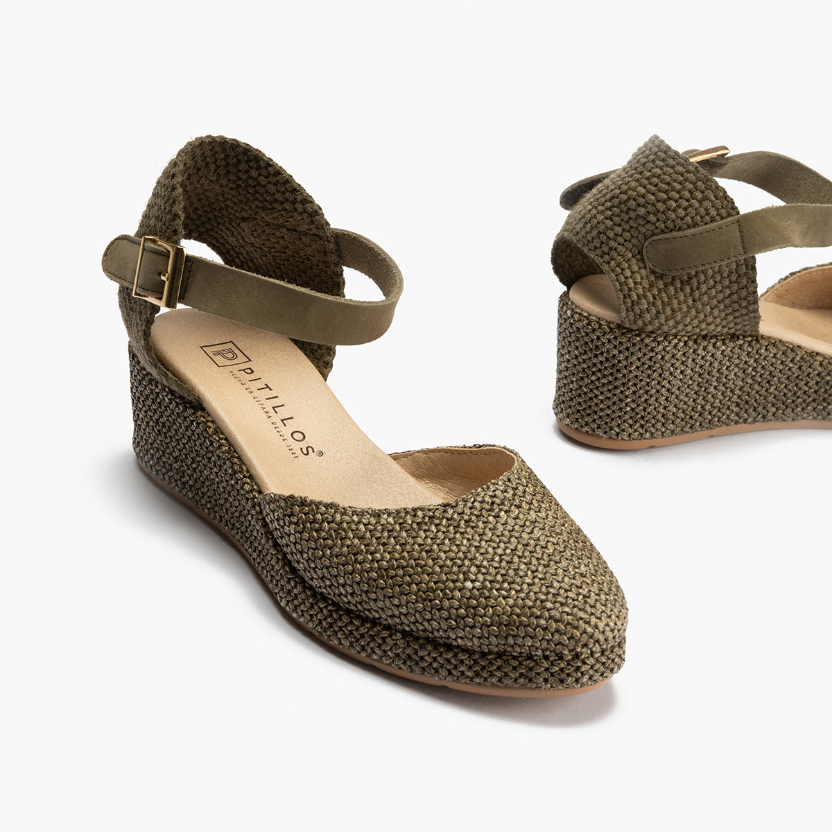 Sandalia estilo valenciana con cuña media, detalles en rafia y pulsera Kaki