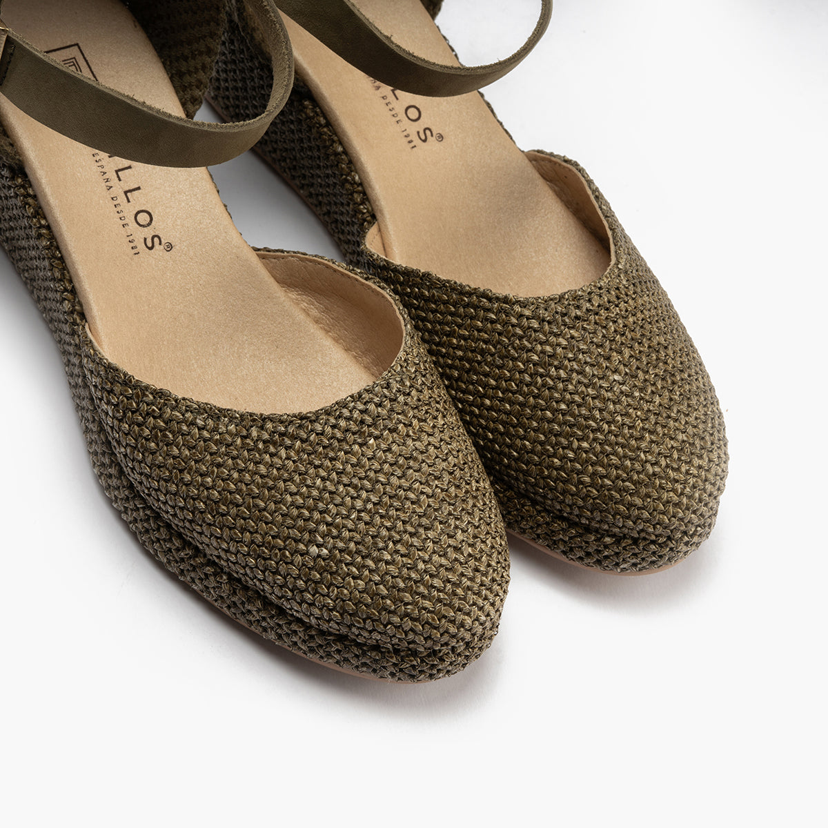 Sandalia estilo valenciana con cuña media, detalles en rafia y pulsera Kaki