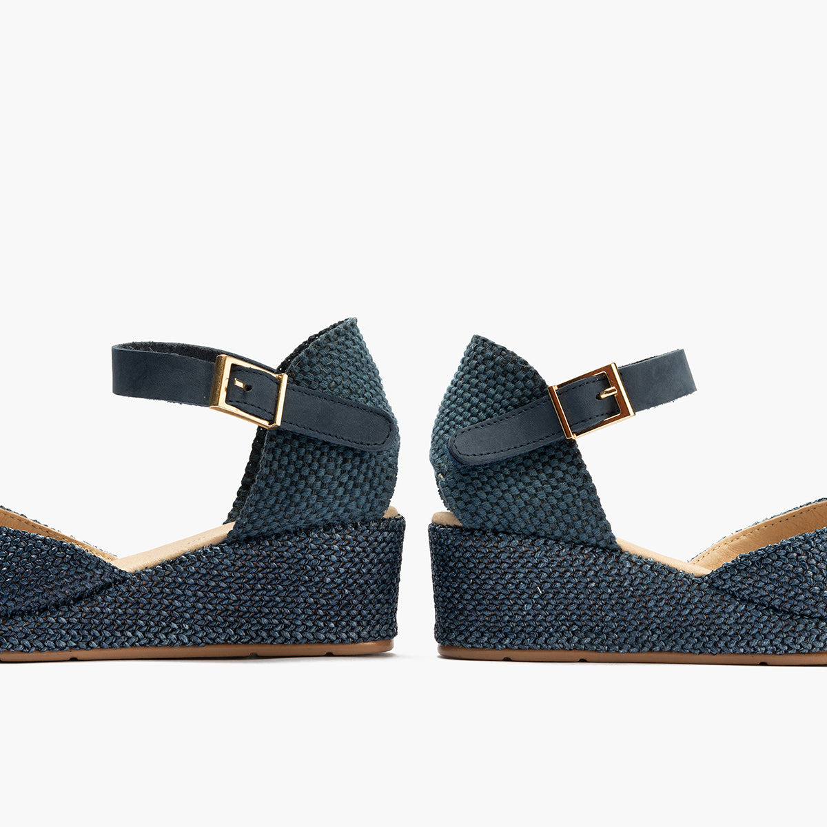 Sandalia estilo valenciana con cuña media, detalles en rafia y pulsera Marino