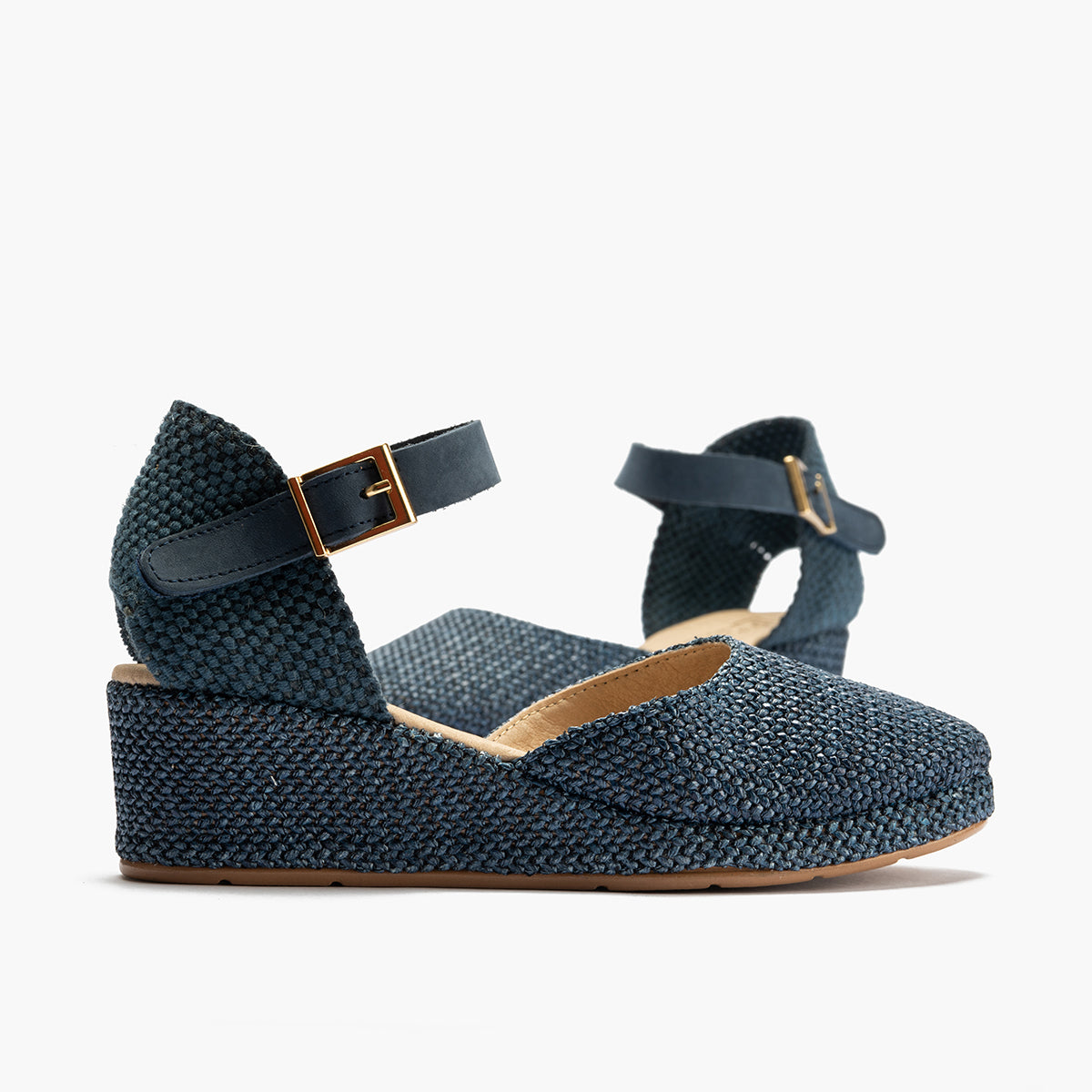 Sandalia estilo valenciana con cuña media, detalles en rafia y pulsera Marino