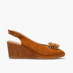 Sandalia estilo valenciana con cuña alta y detalle floral Cuero