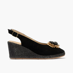 Sandalia estilo valenciana con cuña alta y detalle floral