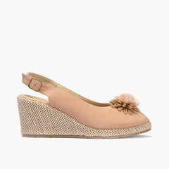 Sandalia estilo valenciana con cuña alta y detalle floral Nude