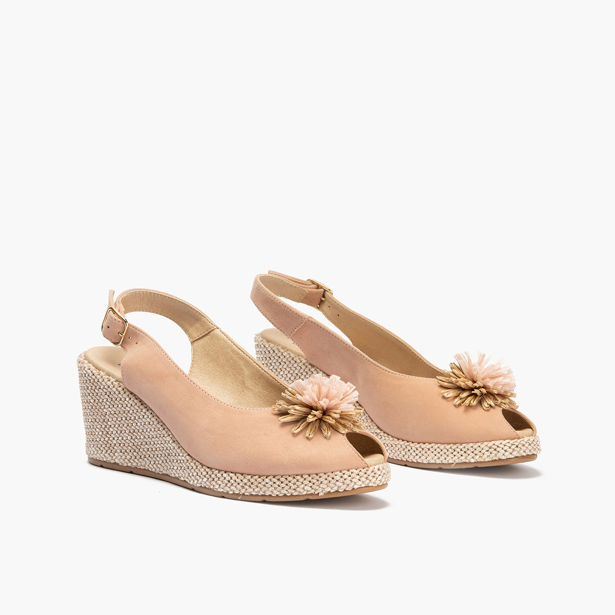Sandalia estilo valenciana con cuña alta y detalle floral Nude