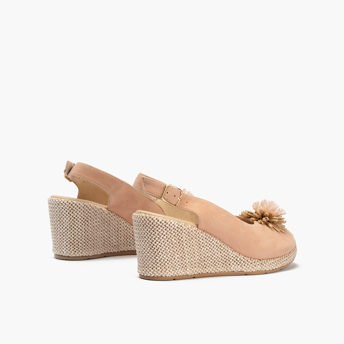 Sandalia estilo valenciana con cuña alta y detalle floral Nude
