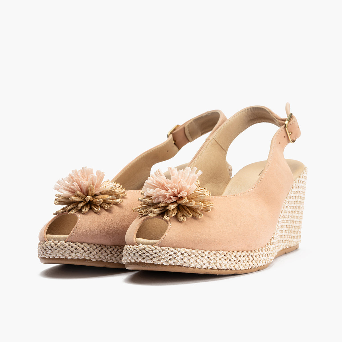 Sandalia estilo valenciana con cuña alta y detalle floral Nude