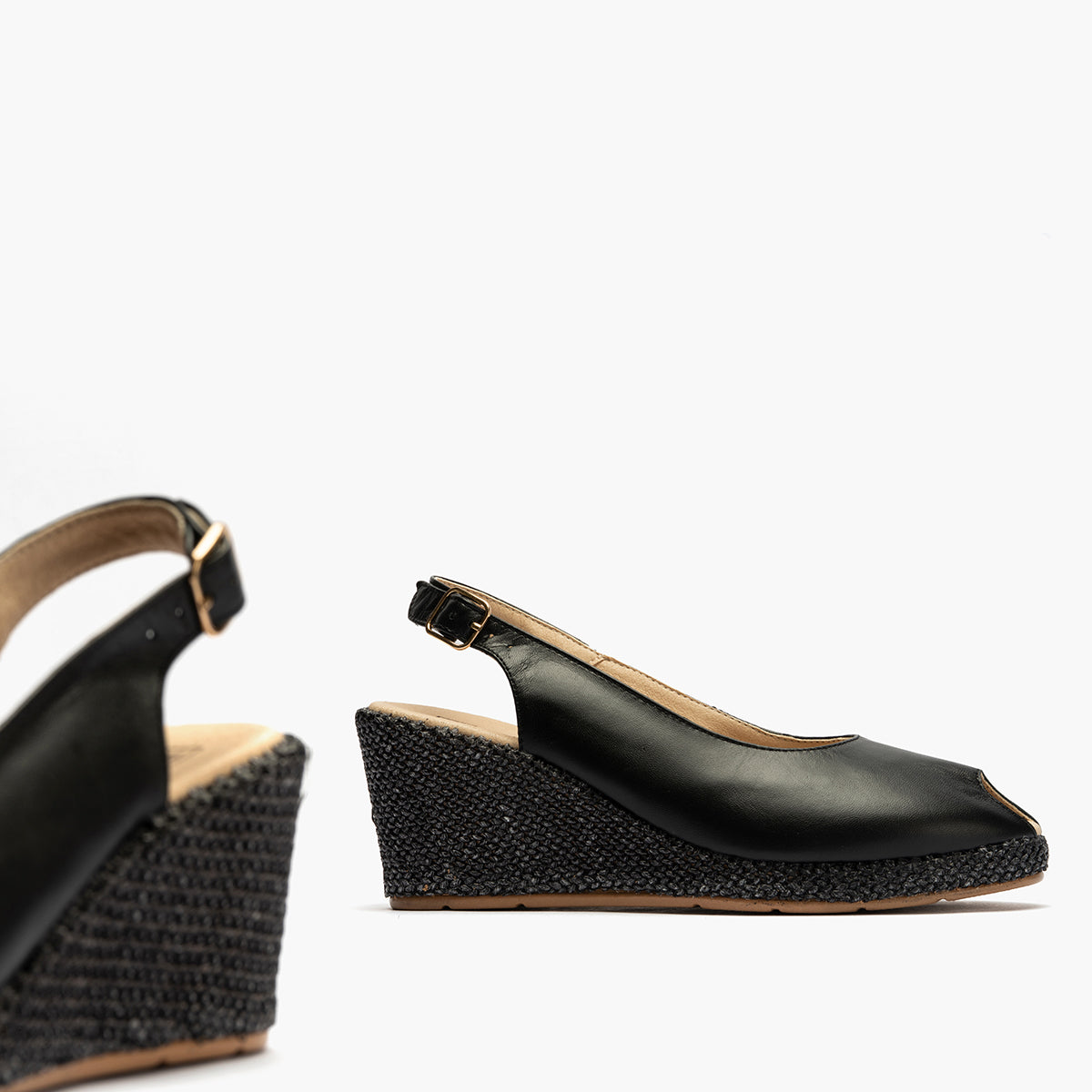 Sandalia estilo valenciana con cuña alta y combinado en piel Negro