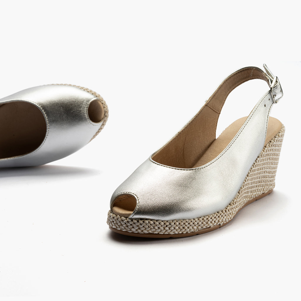 Sandalia estilo valenciana con cuña alta y combinado en piel Plata