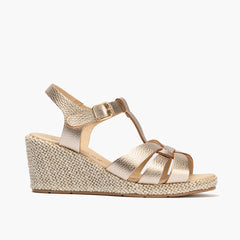 Sandalia estilo valenciana con cuña alta y combinado en piel Oro