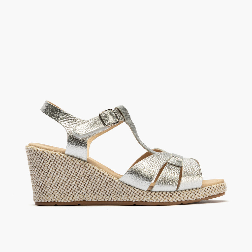 Sandalia estilo valenciana con cuña alta y combinado en piel Plata