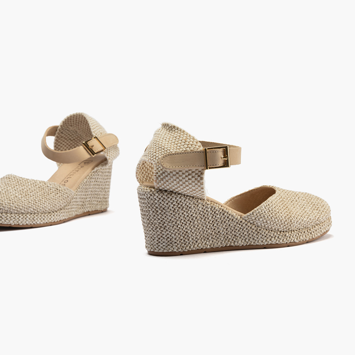 Sandalia estilo valenciana cuña alta con pulsera Natural