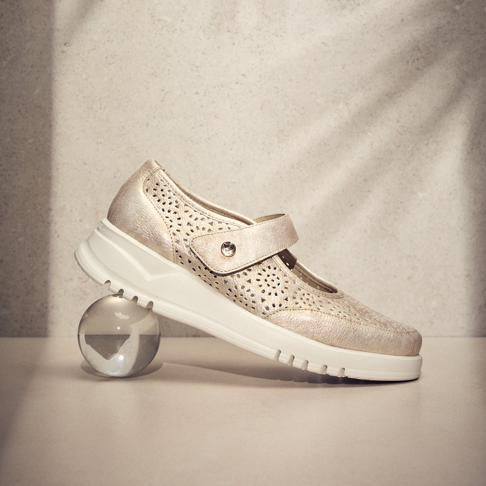 Zapato mercedes con velcro Oro