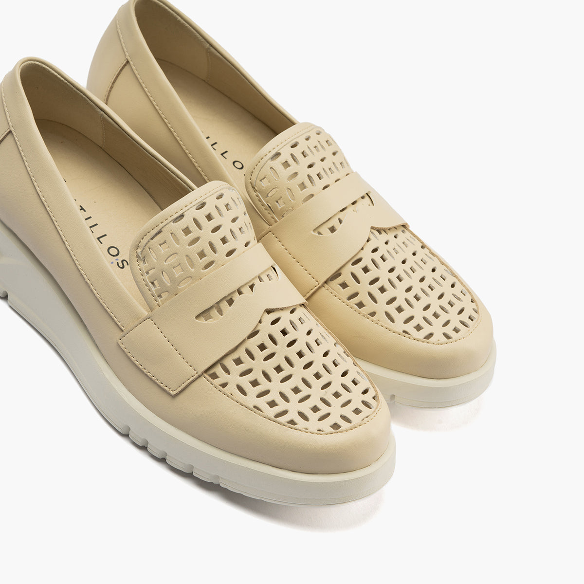Zapato mercedes con velcro Crema