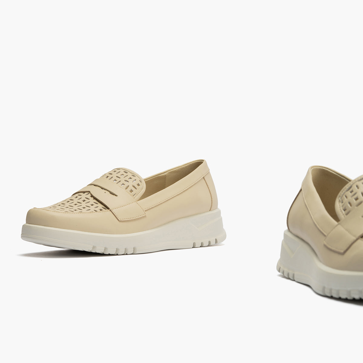 Zapato mercedes con velcro Crema