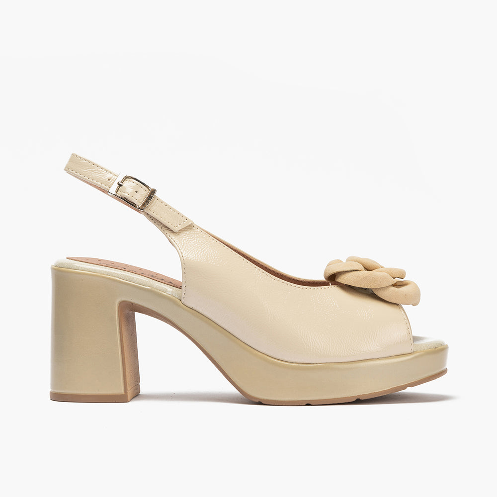Zapato de salón con tacón plataforma y detalle floral Crema