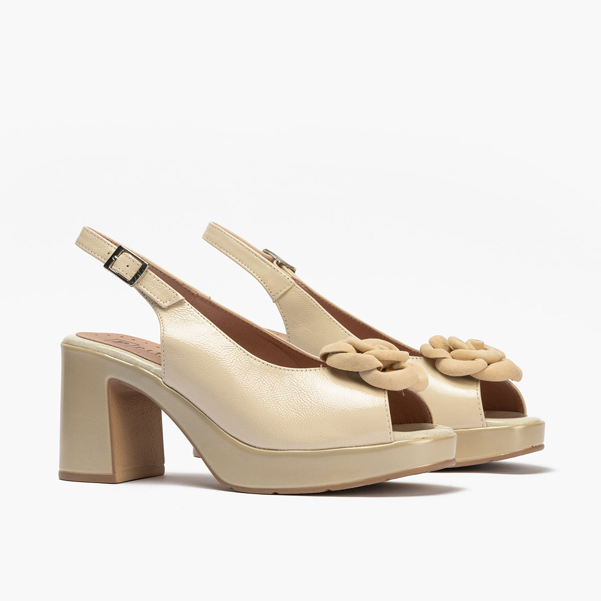 Zapato de salón con tacón plataforma y detalle floral Crema