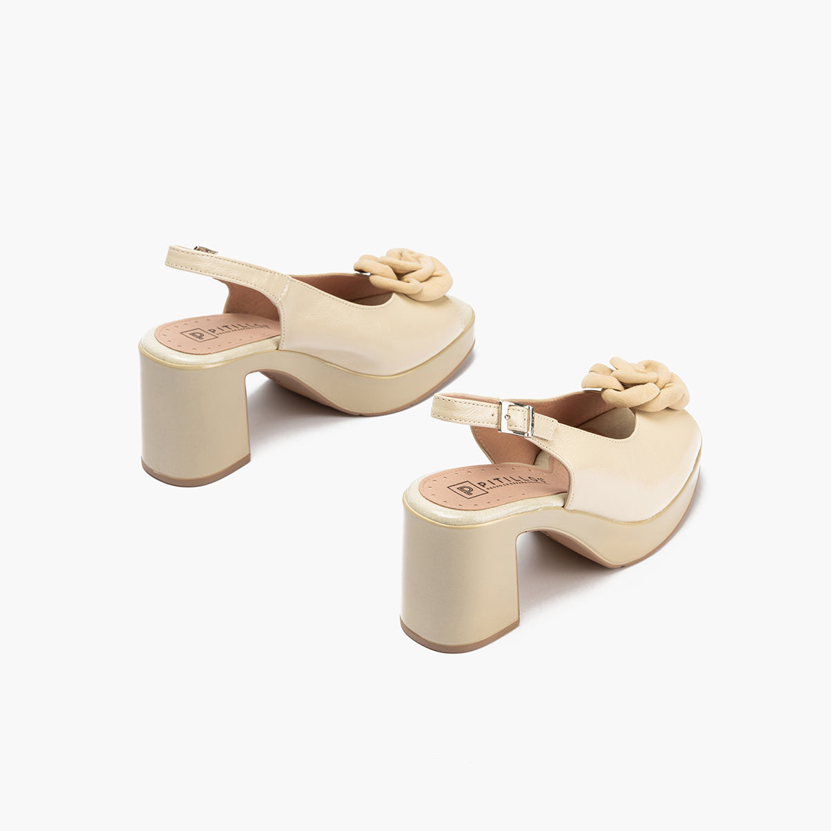 Zapato de salón con tacón plataforma y detalle floral Crema