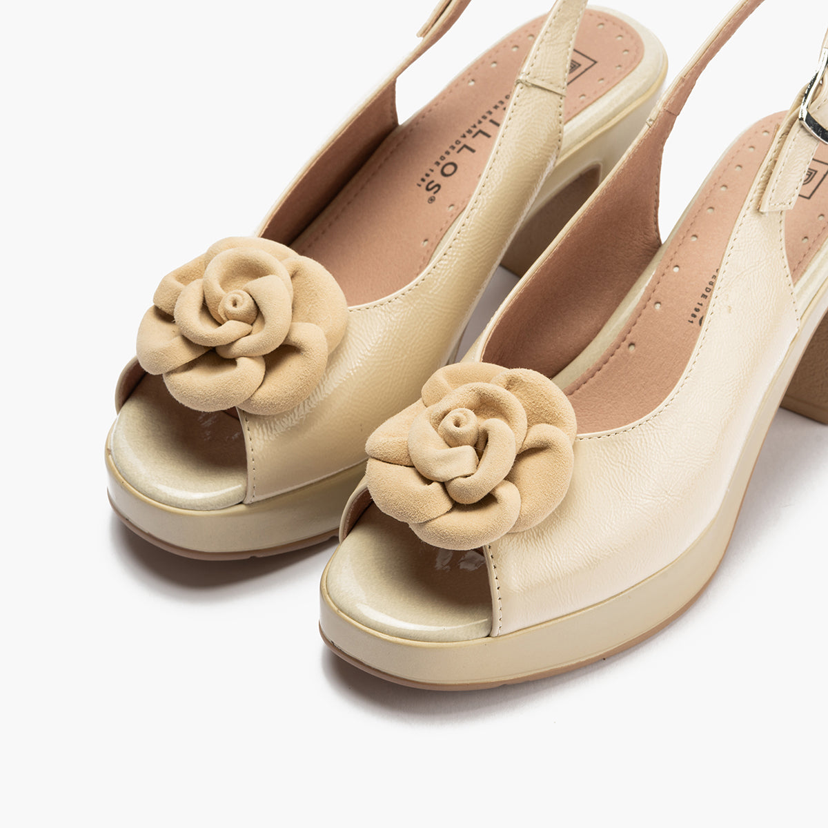 Zapato de salón con tacón plataforma y detalle floral Crema