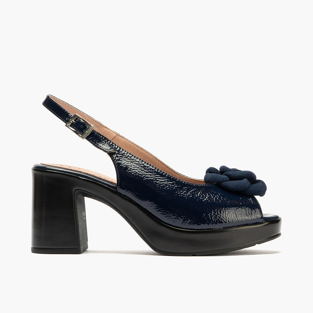 Zapato de salón con tacón plataforma y detalle floral Marino