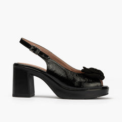 Zapato de salón con tacón plataforma y detalle floral Negro