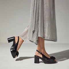 Zapato de salón con tacón plataforma y detalle floral Negro