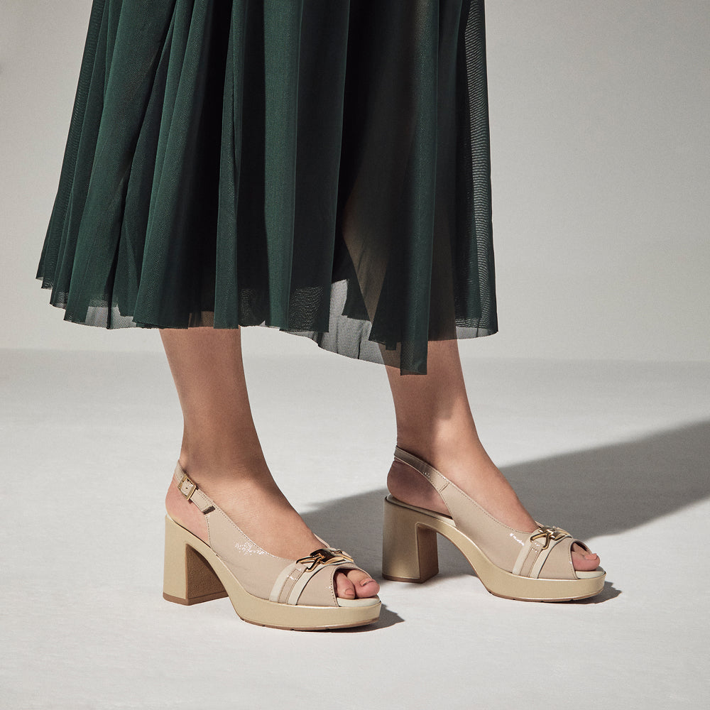 Zapato de salón con tacón plataforma y adorno Crema
