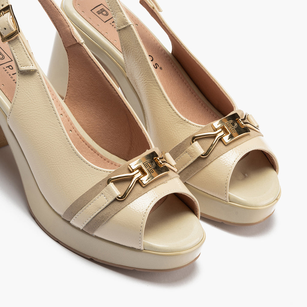 Zapato de salón con tacón plataforma y adorno Crema