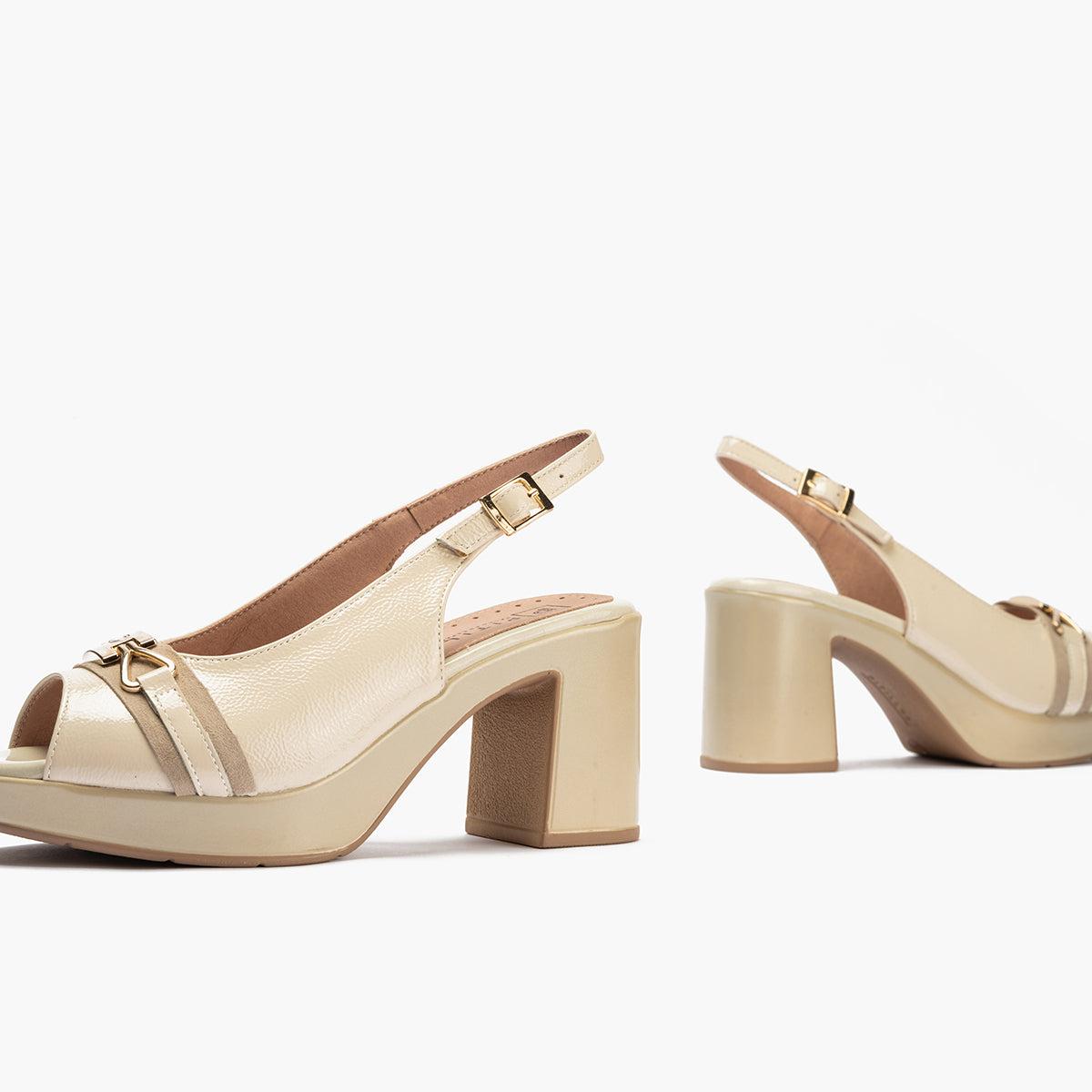 Zapato de salón con tacón plataforma y adorno Crema