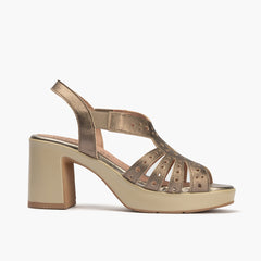 Zapato de salón con tacón plataforma y detalles metalizados Bronce