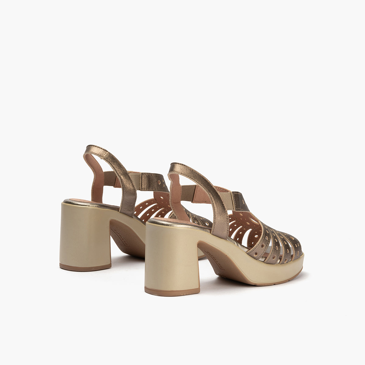 Zapato de salón con tacón plataforma y detalles metalizados Bronce