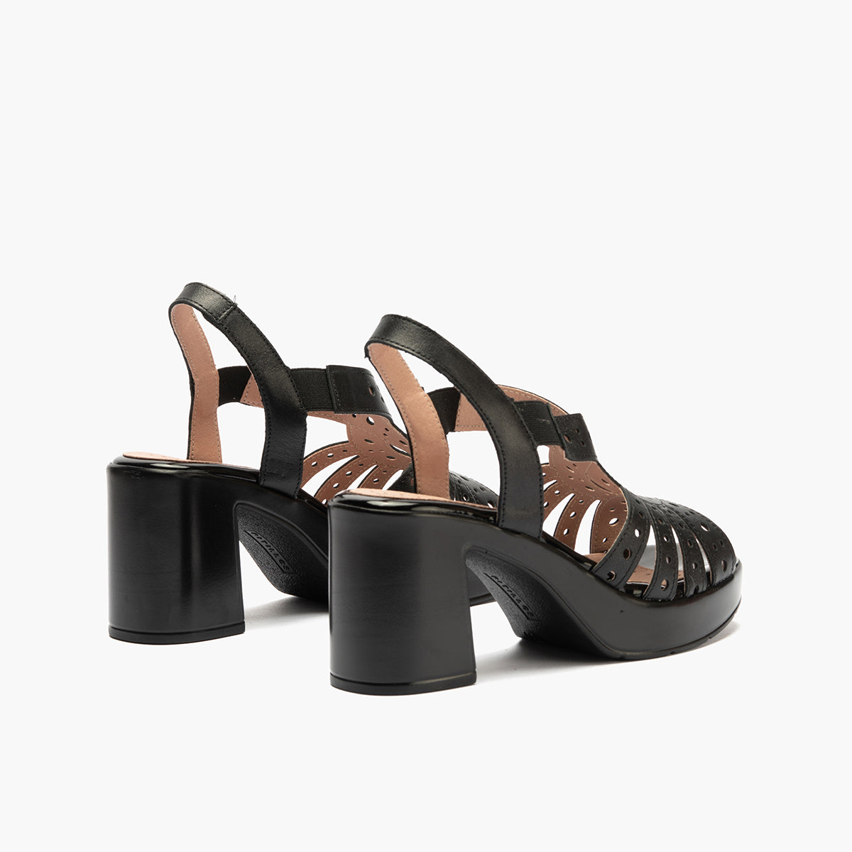 Zapato de salón con tacón plataforma y detalles metalizados Negro