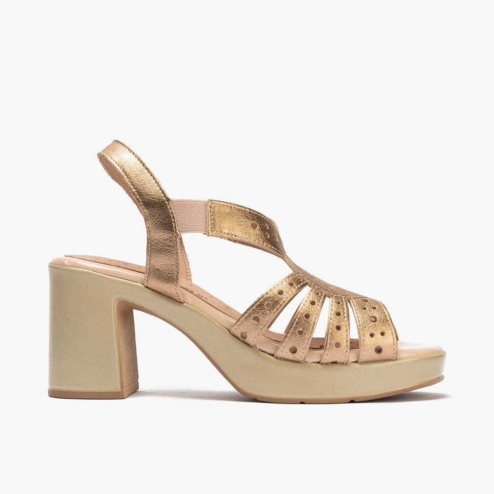 Zapato de salón con tacón plataforma y detalles metalizados Nude