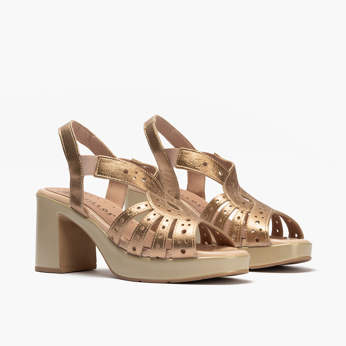 Zapato de salón con tacón plataforma y detalles metalizados Nude