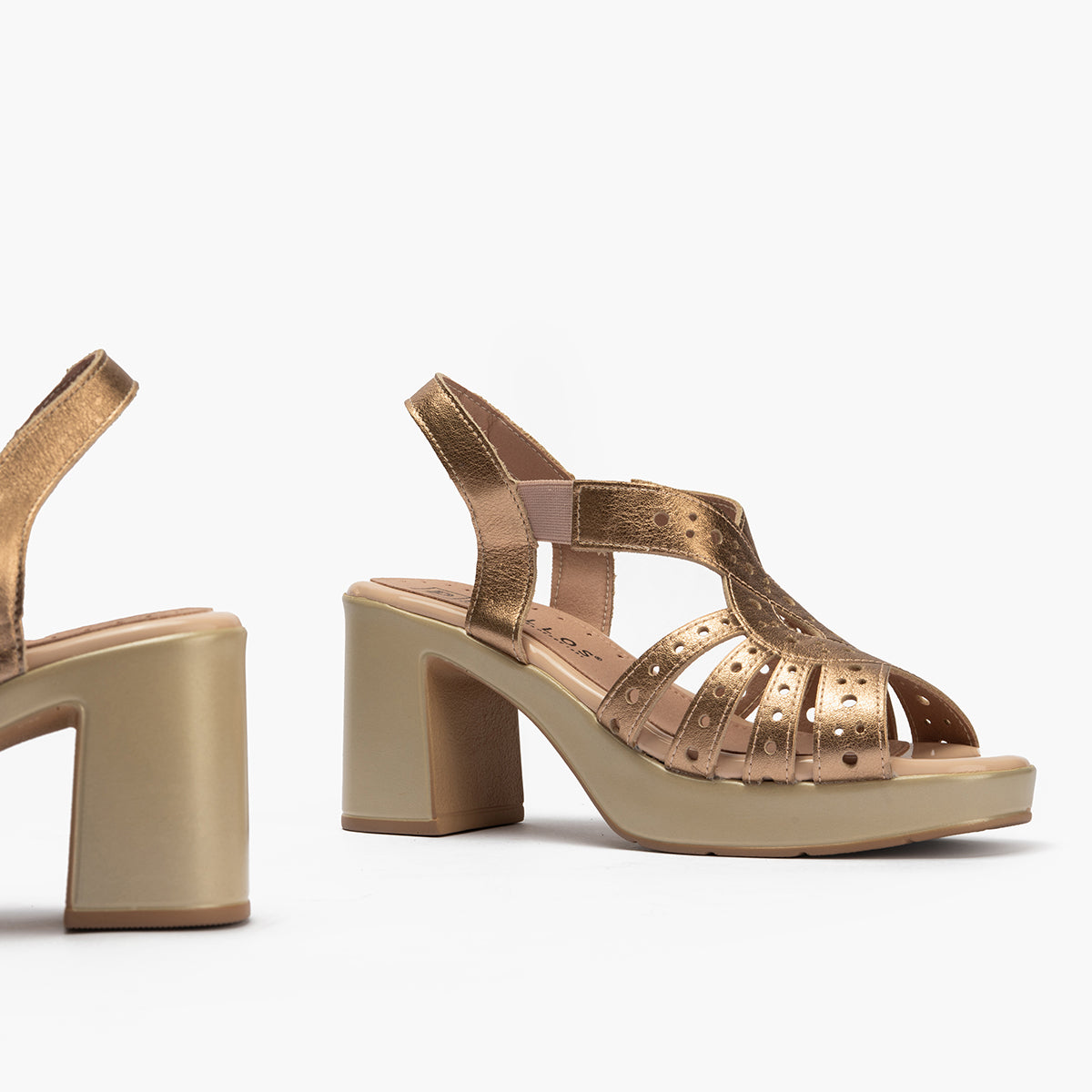 Zapato de salón con tacón plataforma y detalles metalizados Nude