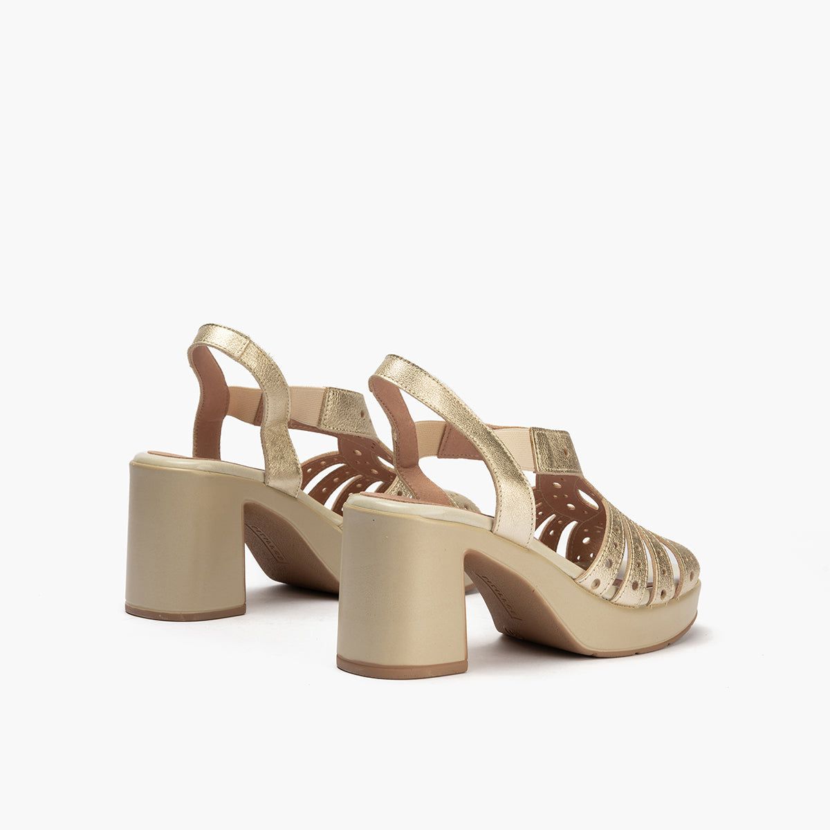 Zapato de salón con tacón plataforma y detalles metalizados Oro