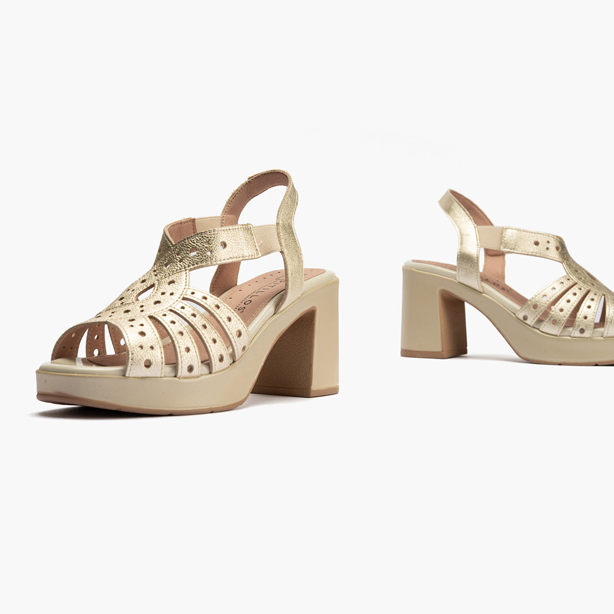Zapato de salón con tacón plataforma y detalles metalizados Oro
