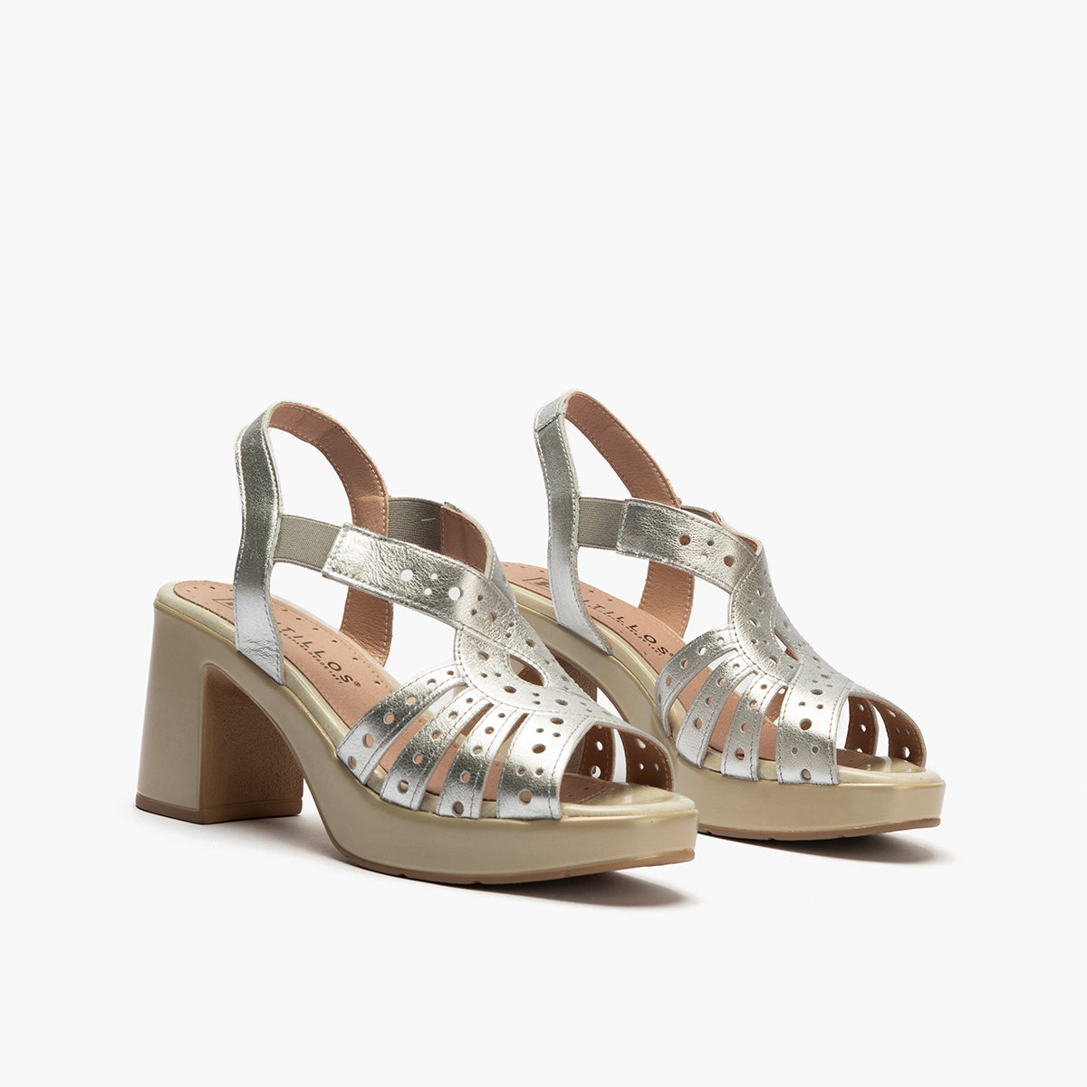 Zapato de salón con tacón plataforma y detalles metalizados Plata