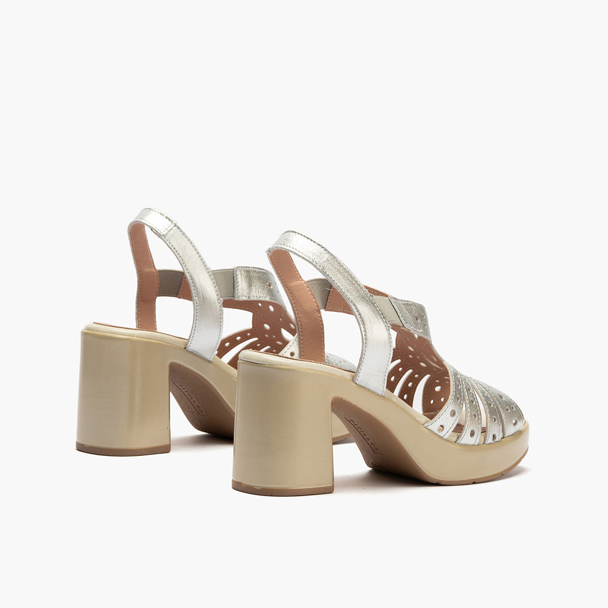 Zapato de salón con tacón plataforma y detalles metalizados Plata
