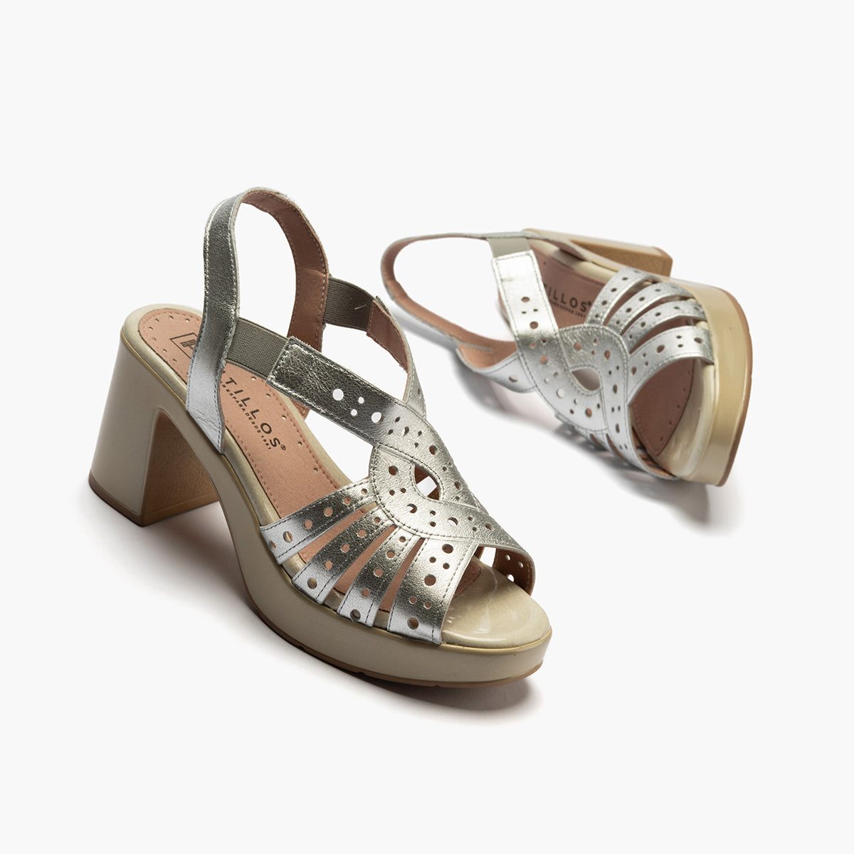Zapato de salón con tacón plataforma y detalles metalizados Plata
