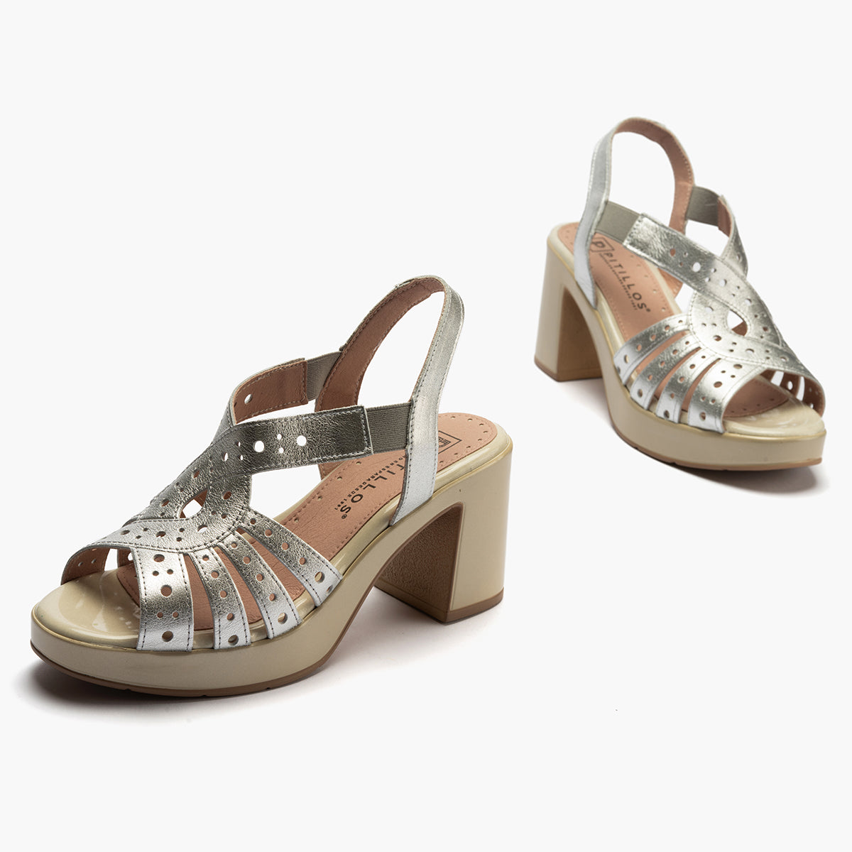 Zapato de salón con tacón plataforma y detalles metalizados Plata